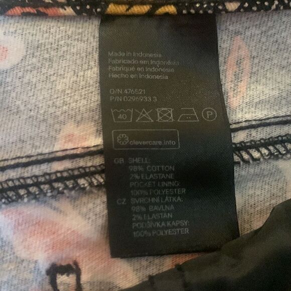 H&M Shorts Womens Black Floral Cuffed Size 4 - Picture 8 of 10